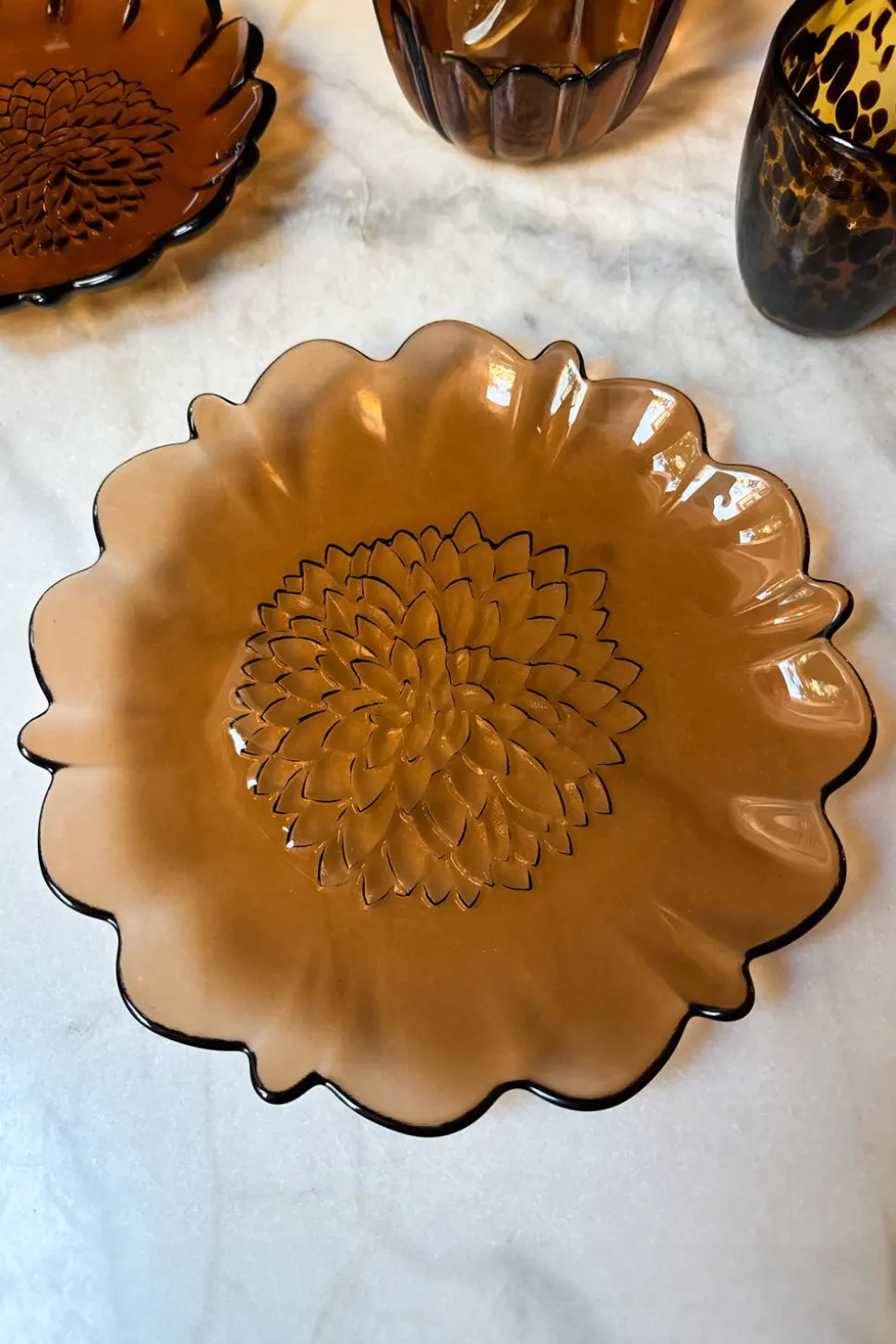 Plato Llano De Cristal Con Diseño De Flor Irregular Ámbar