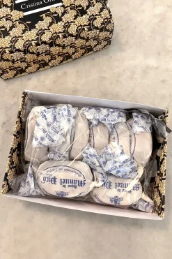 Polvorones En Caja De Flores Co