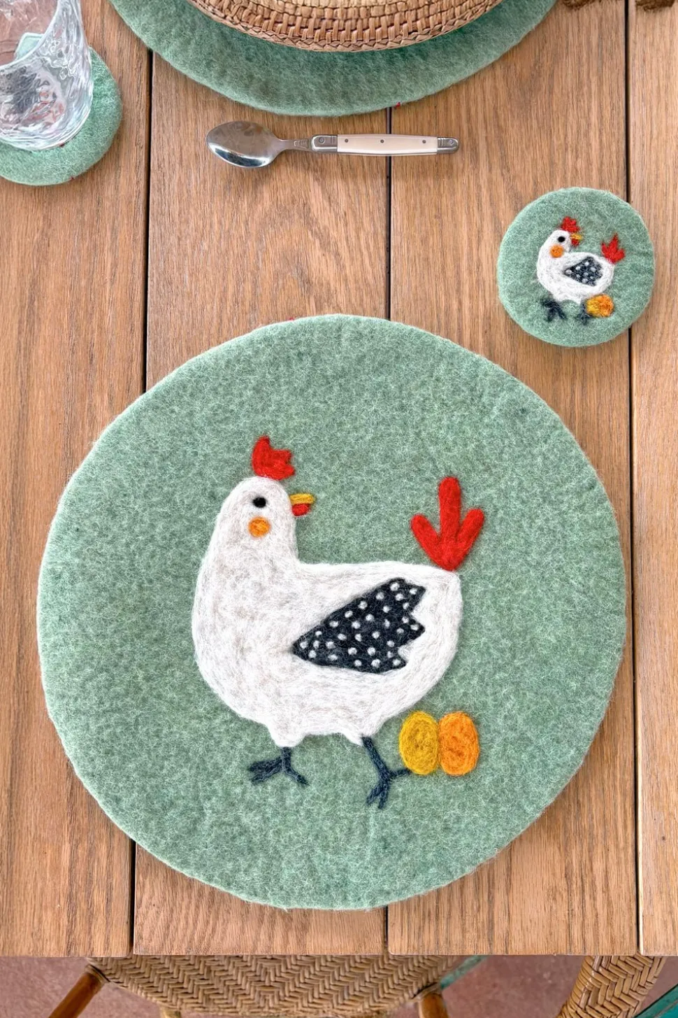 Posavasos De Fieltro Verde Con Diseño De Gallina