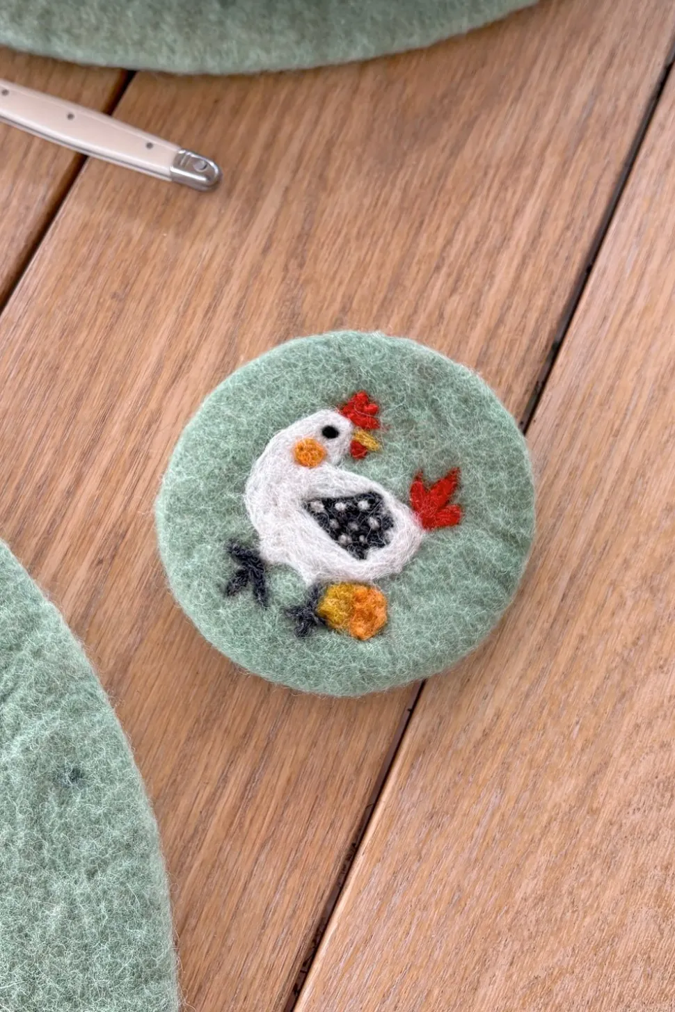 Posavasos De Fieltro Verde Con Diseño De Gallina