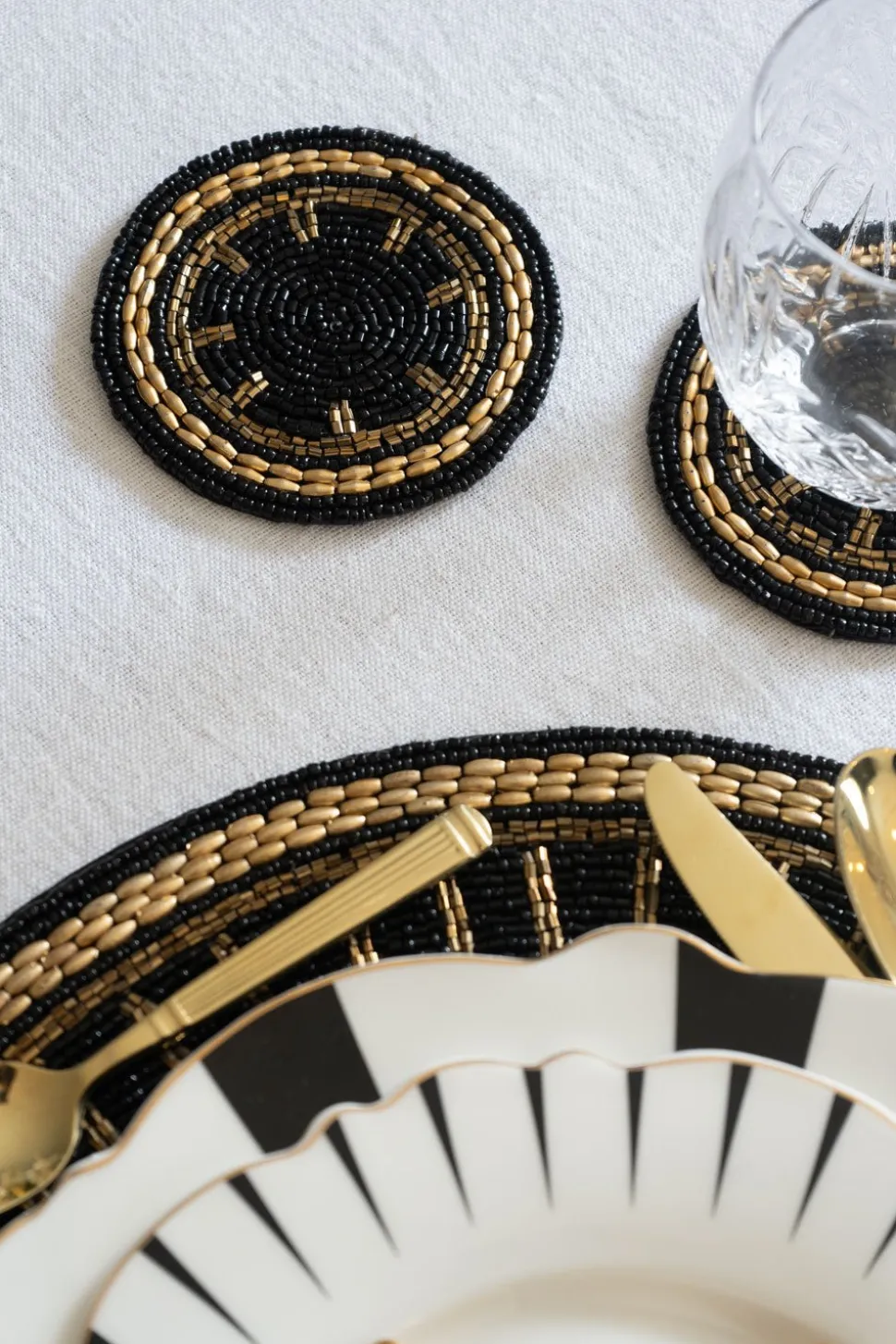 Posavasos Negro Con Detalles Dorados Bordado Con Cuentas