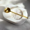 Recipiente De Mármol Blanco Con Cuchara Dorada