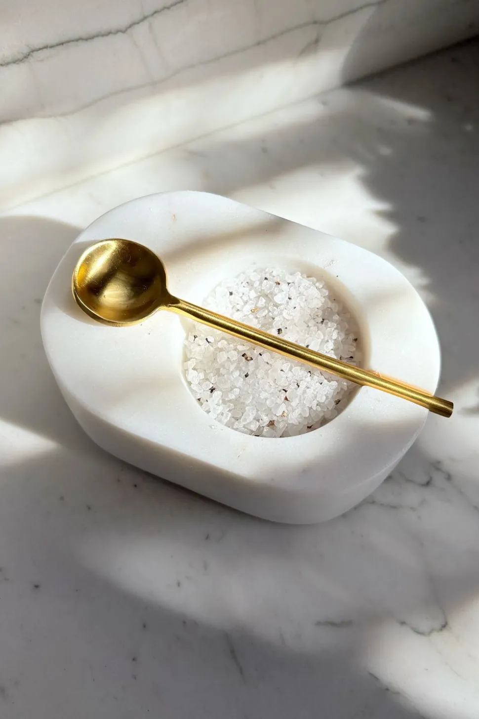 Recipiente De Mármol Blanco Con Cuchara Dorada