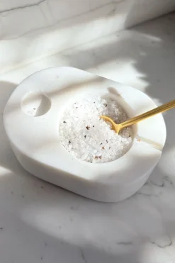 Recipiente De Mármol Blanco Con Cuchara Dorada