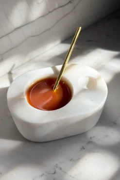 Recipiente De Mármol Blanco Con Cuchara Dorada
