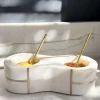 Recipiente Doble De Mármol Blanco Con Cucharas Doradas