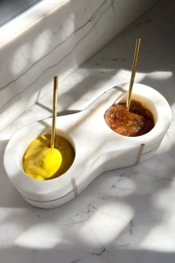 Recipiente Doble De Mármol Blanco Con Cucharas Doradas
