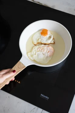 Sartén Blanca Con Mango De Madera Mediana