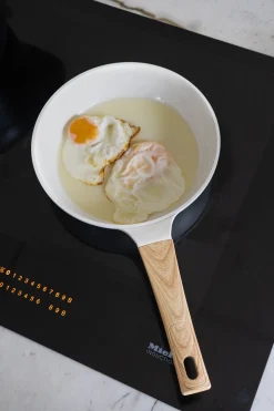 Sartén Blanca Con Mango De Madera Mediana