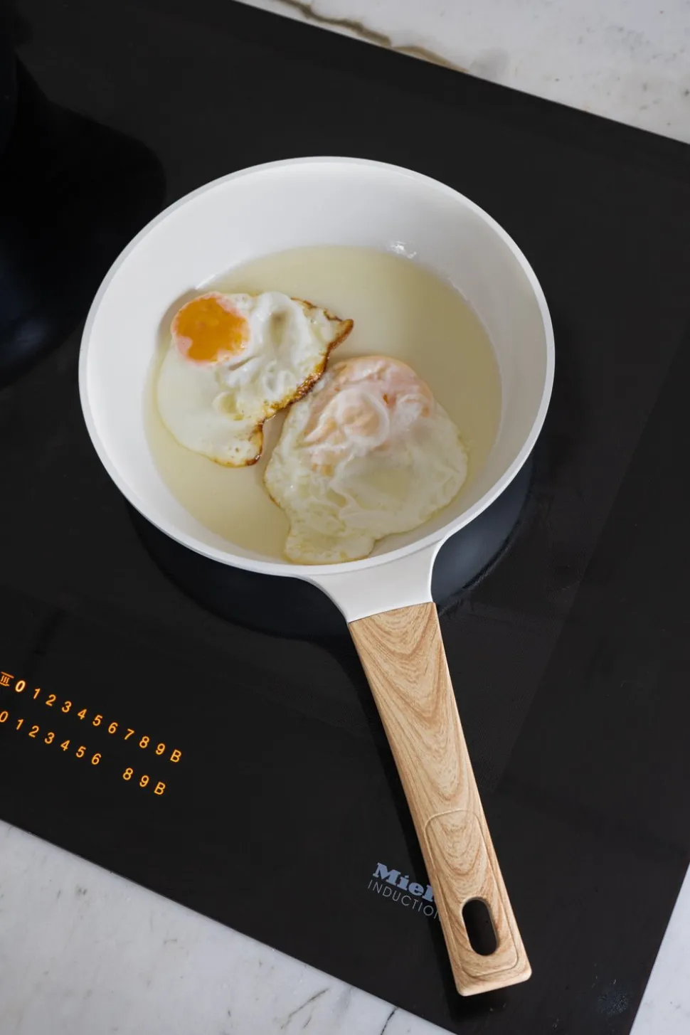 Sartén Blanca Con Mango De Madera Mediana