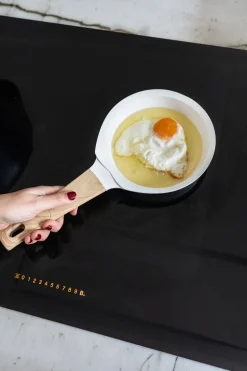 Sartén Blanca Con Mango De Madera Pequeña