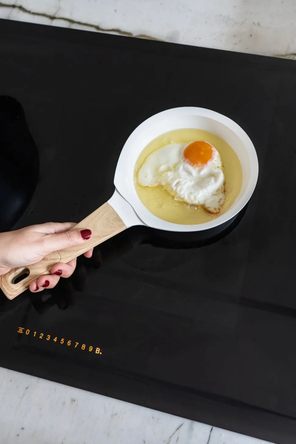 Sartén Blanca Con Mango De Madera Pequeña