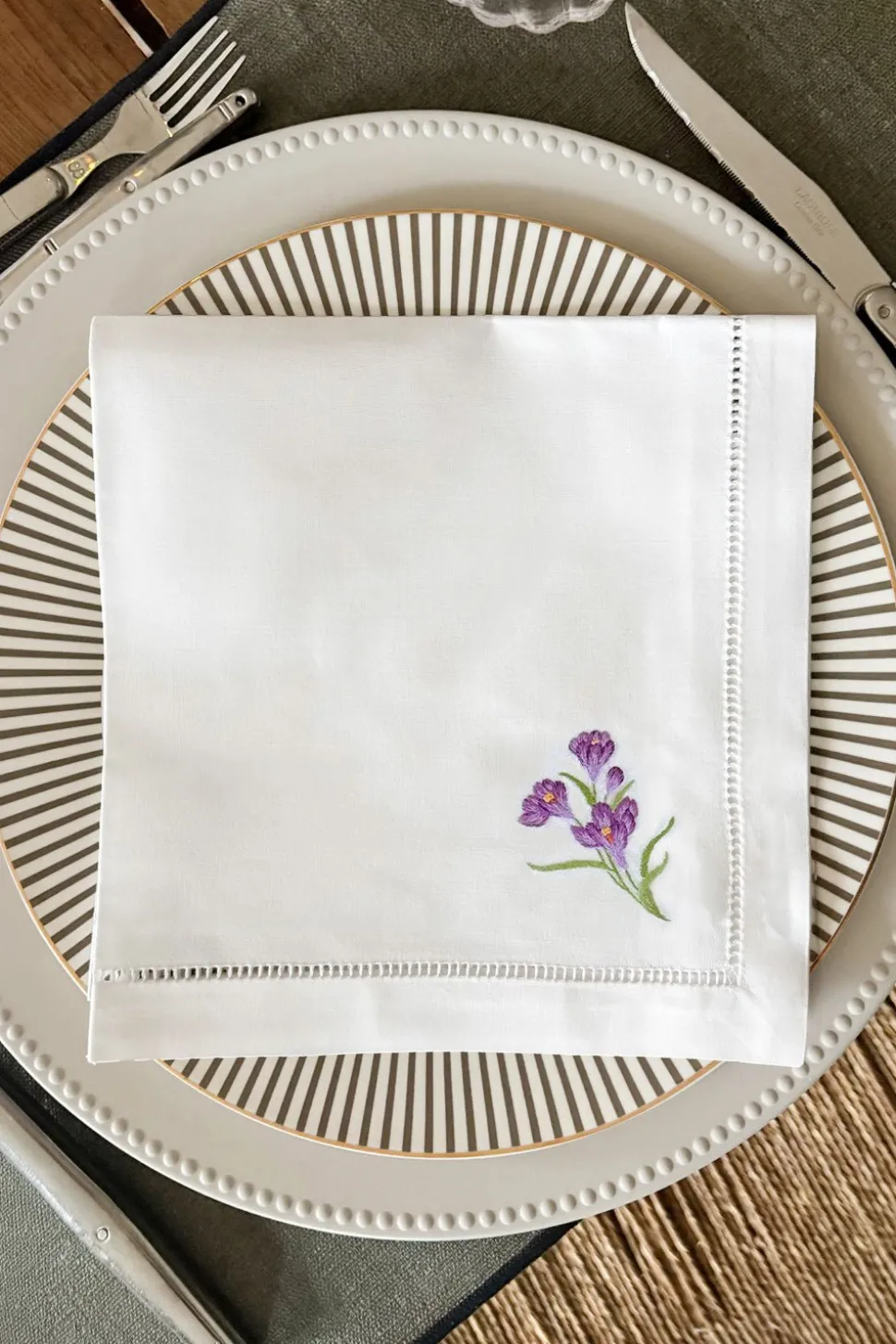 Servilleta Bordada A Mano Con Diseño De Flor Crocus Violeta