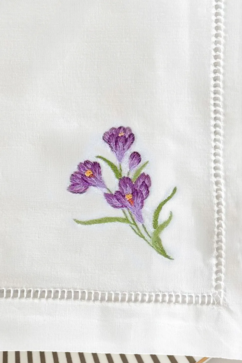 Servilleta Bordada A Mano Con Diseño De Flor Crocus Violeta