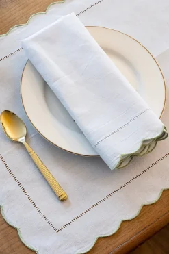 Servilleta Con Borde Ondulado Y Detalle De Vainica