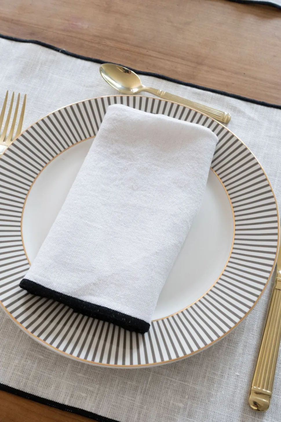 Servilleta De Lino Blanca Con Borde Negro