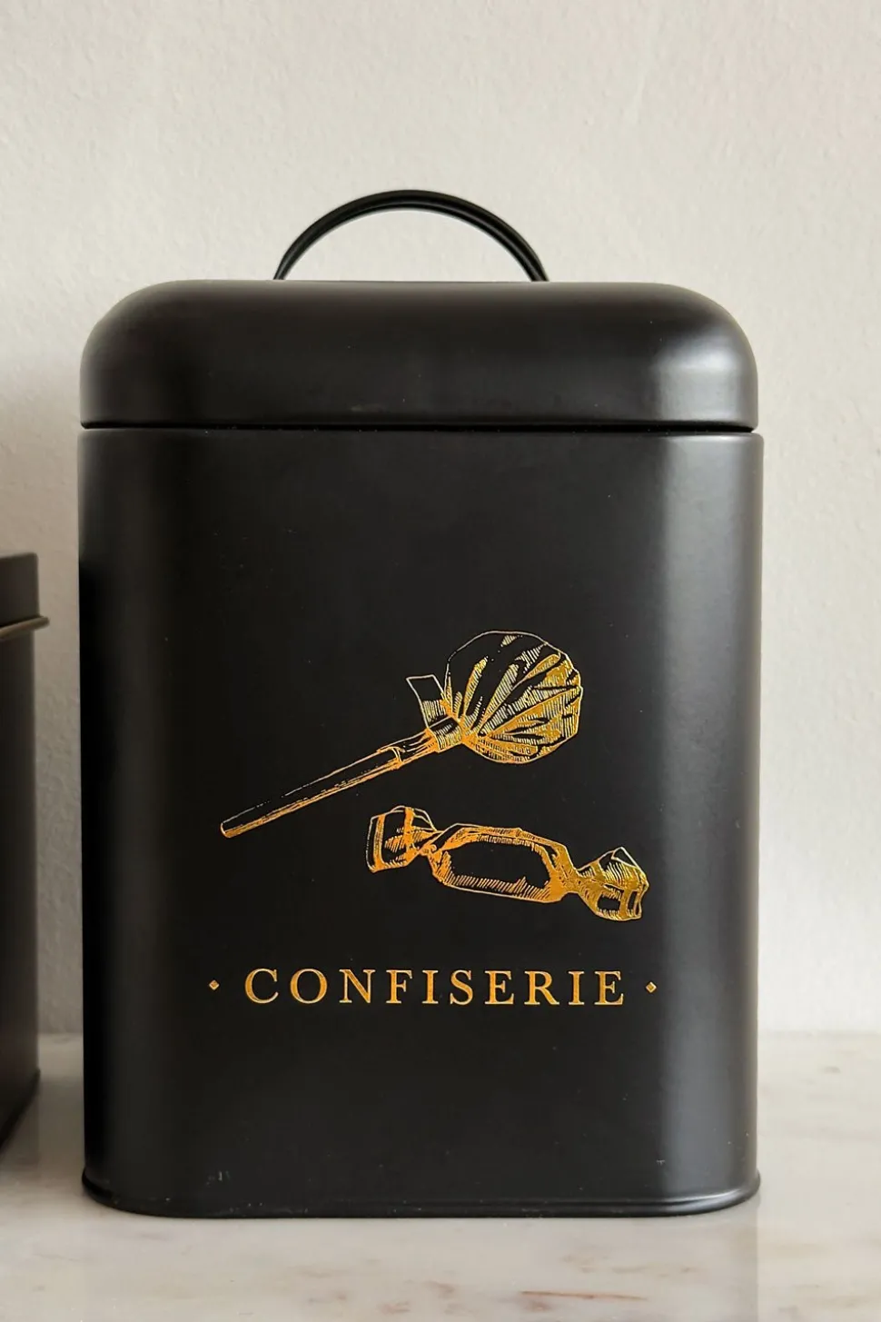Set 6 Botes Metálicos De Almacenaje Negro Mate Con Ilustraciones Doradas