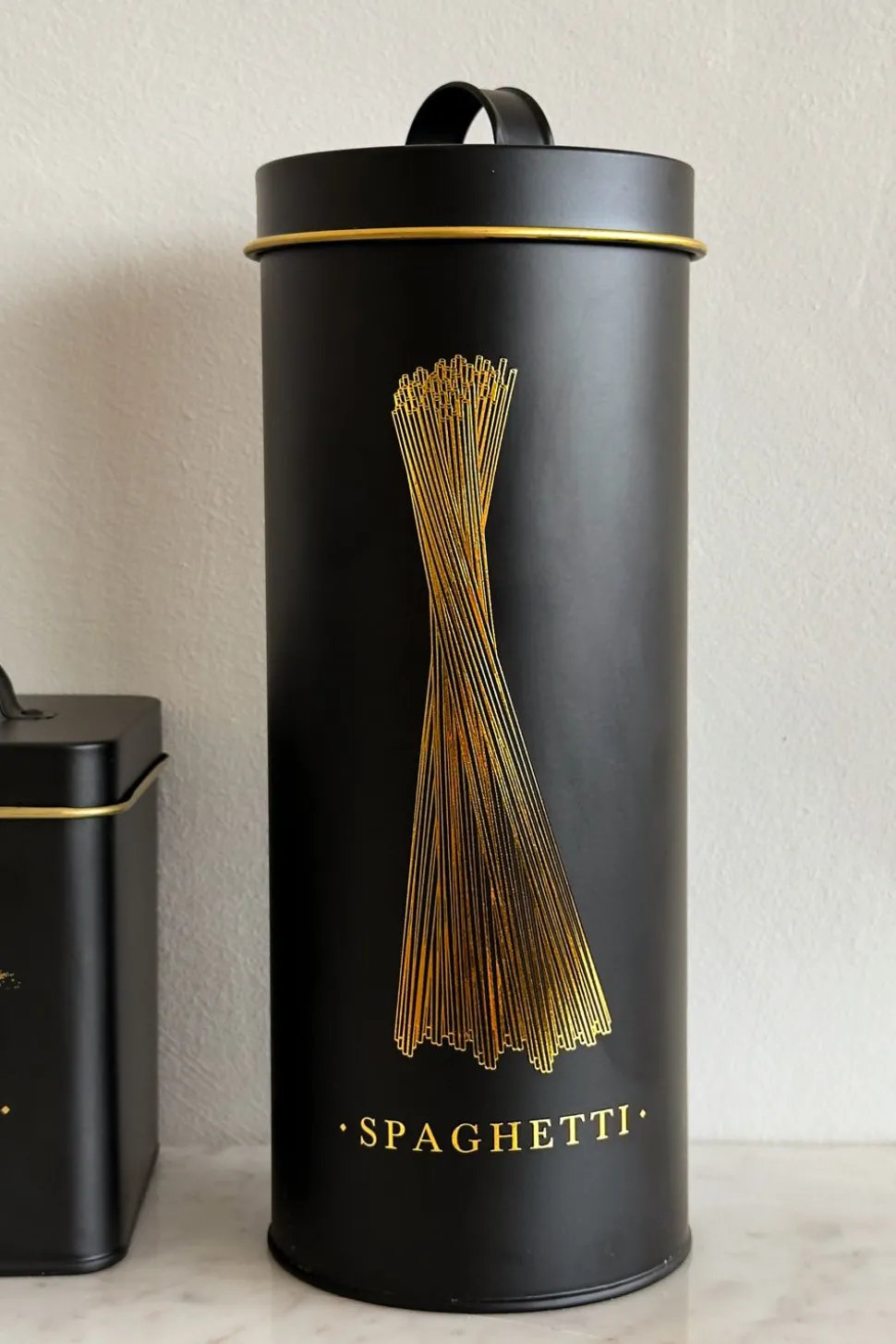 Set 6 Botes Metálicos De Almacenaje Negro Mate Con Ilustraciones Doradas