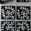 Set 4 Posavasos Con Diseño De Flores Blancas Sobre Fondo Negro