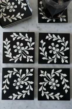 Set 4 Posavasos Con Diseño De Flores Blancas Sobre Fondo Negro