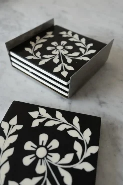 Set 4 Posavasos Con Diseño De Flores Blancas Sobre Fondo Negro