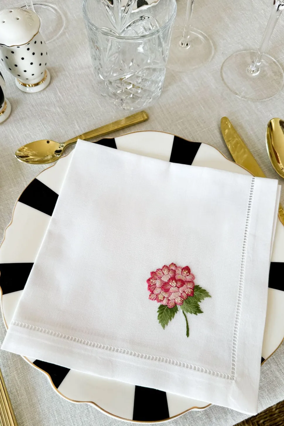 Set de 6 Servilletas Bordadas a Mano con Diseño de Flores