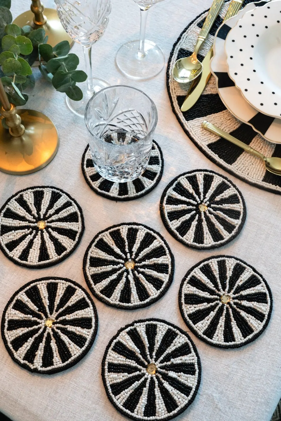 Set De Seis Posavasos Blancos Y Negros Bordados Con Cuentas