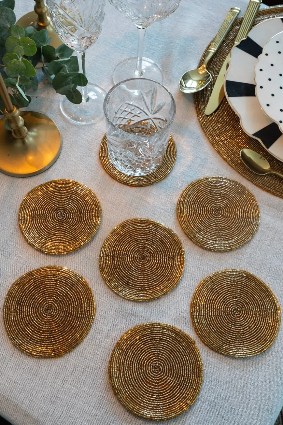 Set De Seis Posavasos Dorados Bordados Con Cuentas