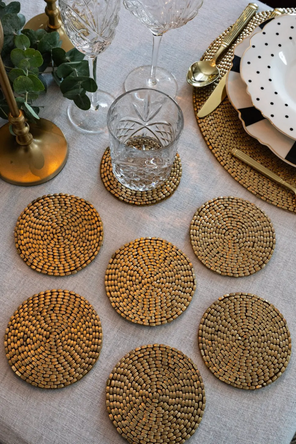 Set De Seis Posavasos Dorados Bordados Con Hilo