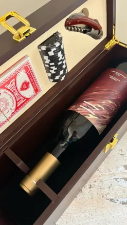 Set De Vino Con Juego De Póker Y Abridor