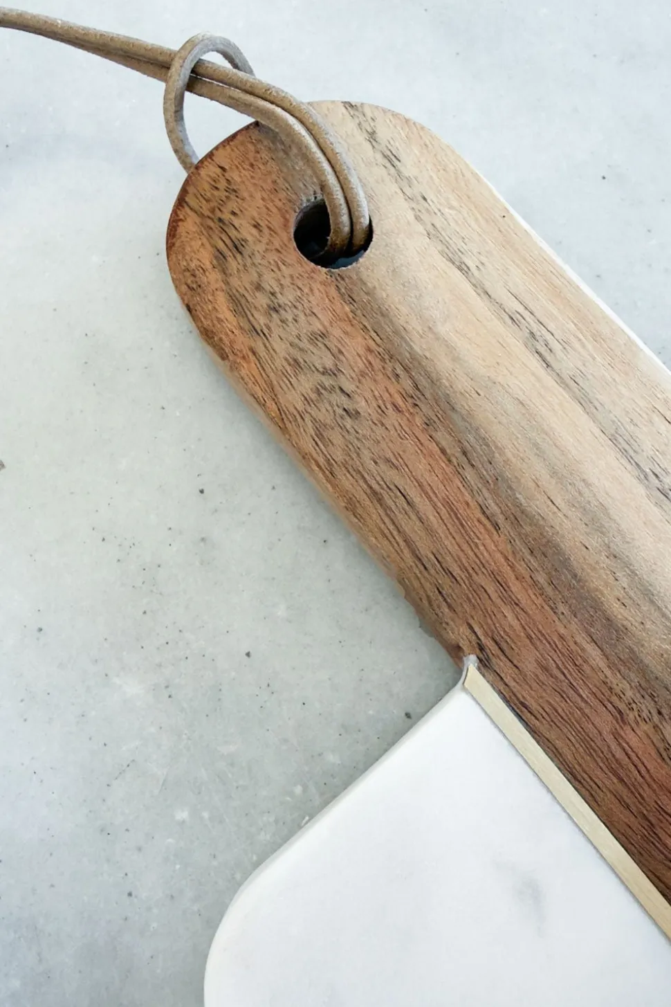 Tabla Rectangular De Mármol Y Madera Con Mango Y Detalles Dorados