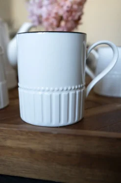 Taza De Porcelana Blanca Con Filo Negro