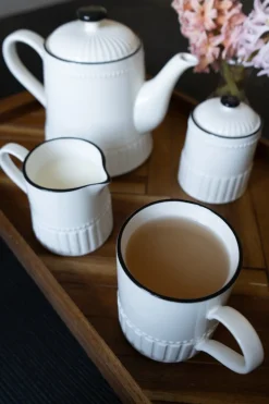 Taza De Porcelana Blanca Con Filo Negro