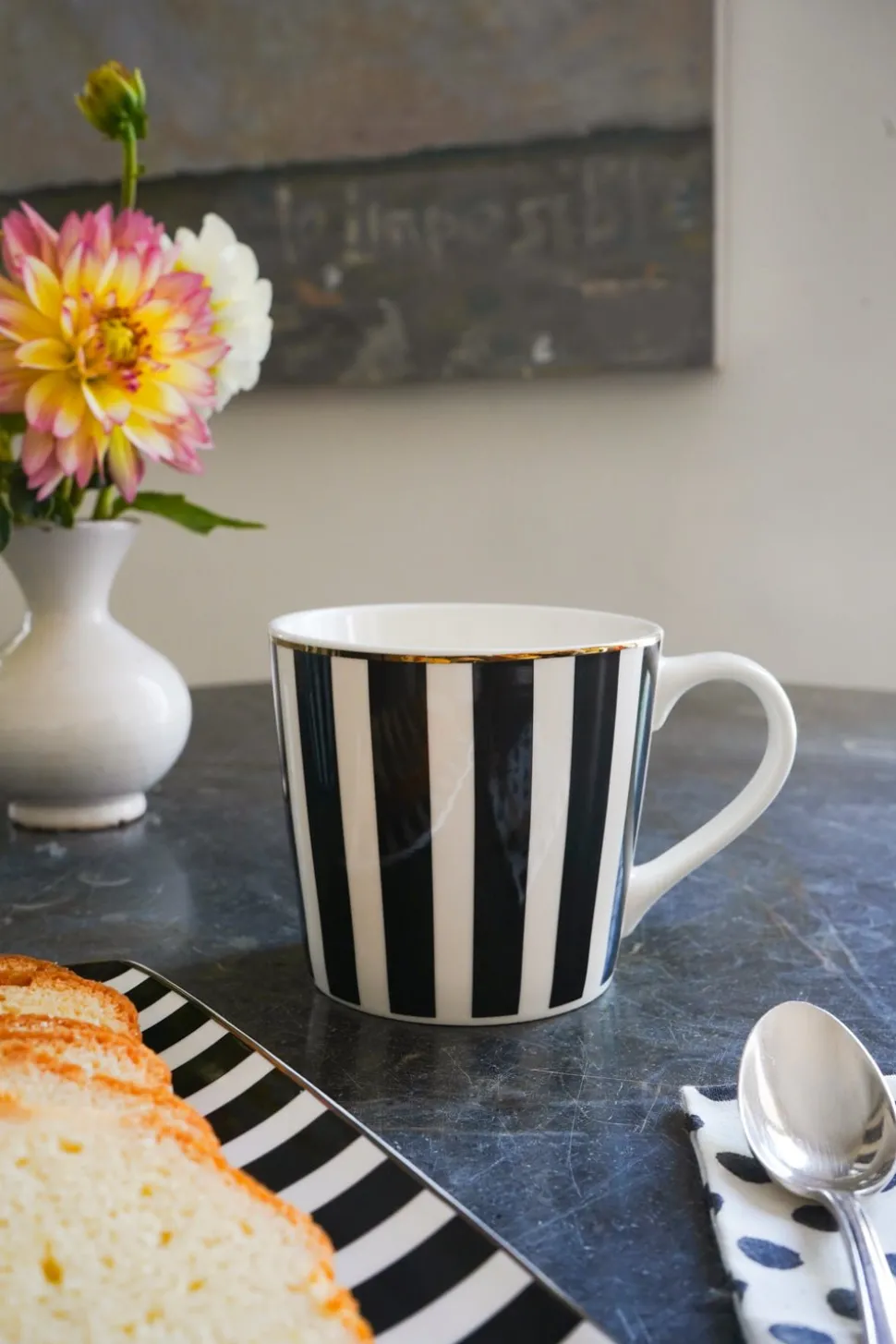 Taza Negra Y Blanca Con Diseño De Rayas