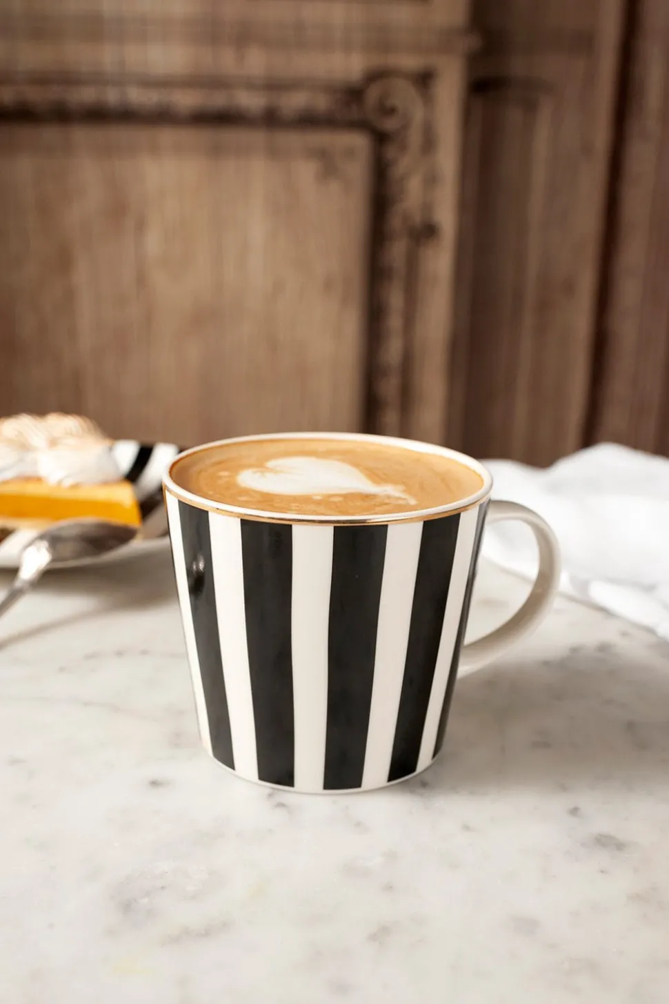 Taza Negra Y Blanca Con Diseño De Rayas