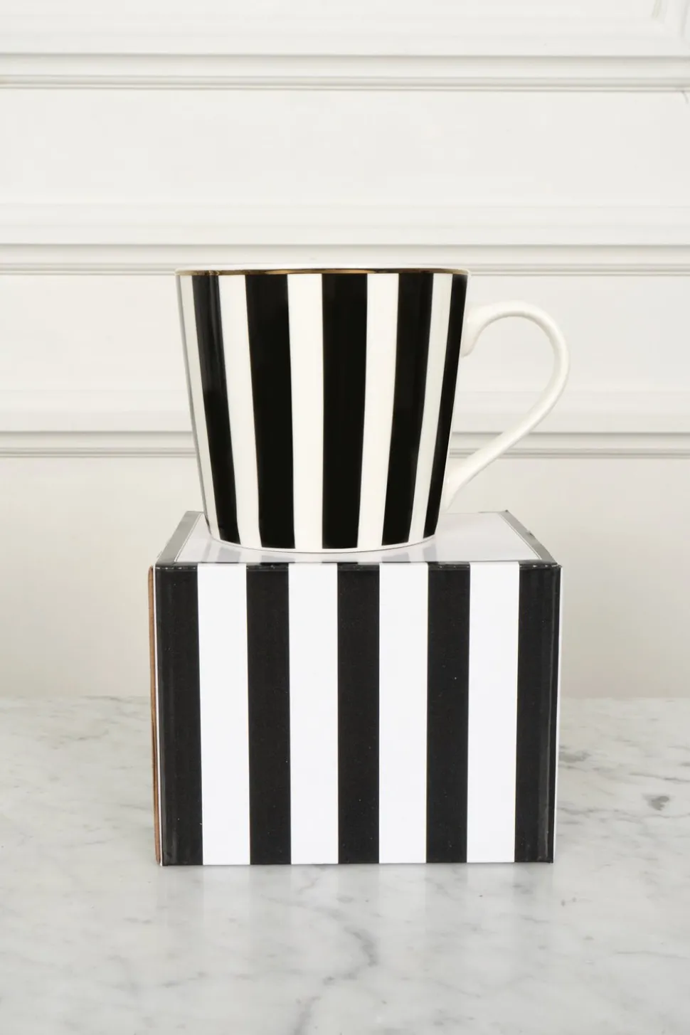 Taza Negra Y Blanca Con Diseño De Rayas