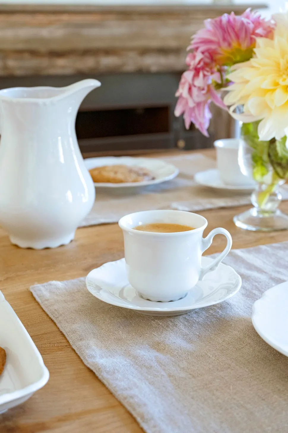 Taza Y Plato Blancos Con Relieve Co