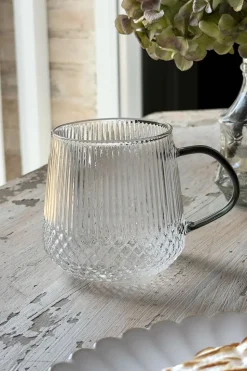 Vaso De Cristal Con Detalles Tallados Y Asa De Color