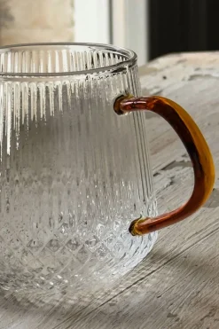 Vaso De Cristal Con Detalles Tallados Y Asa De Color