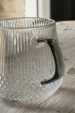 Vaso De Cristal Con Detalles Tallados Y Asa De Color