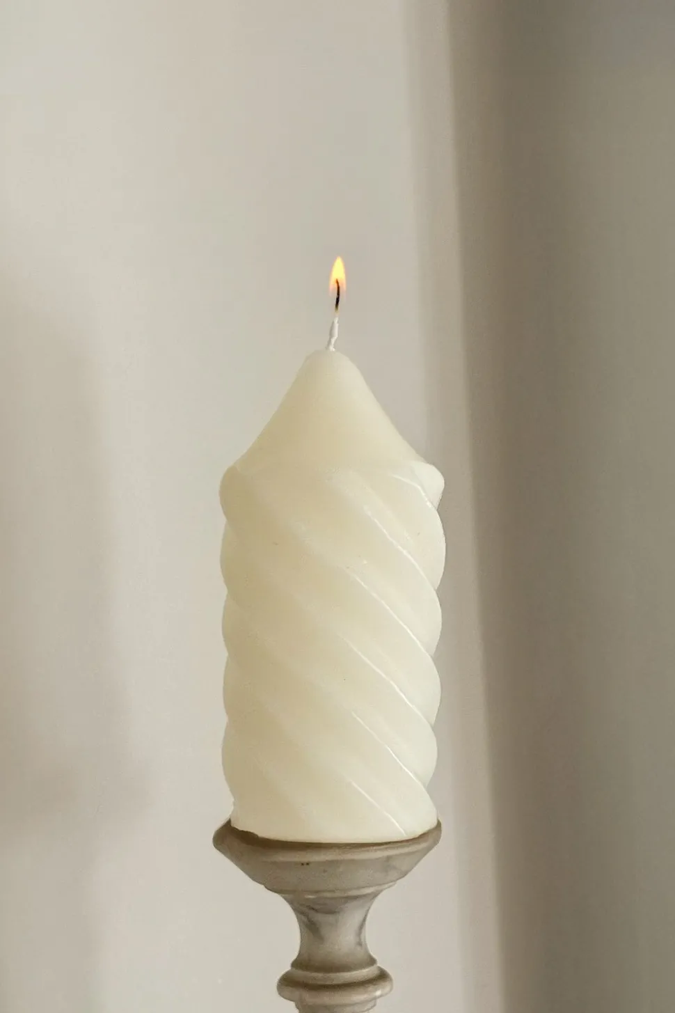 Vela Ancha Con Diseño En Espiral Blanca