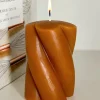 Vela Ancha Con Diseño En Espiral Ocre