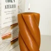 Vela Ancha Con Diseño En Espiral Ocre Grande