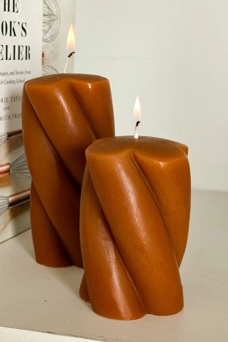 Vela Ancha Con Diseño En Espiral Ocre Grande