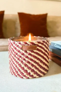 Vela Artesanal De Cuero Y Rafia Con Fragancia Rosa Oud Mediana