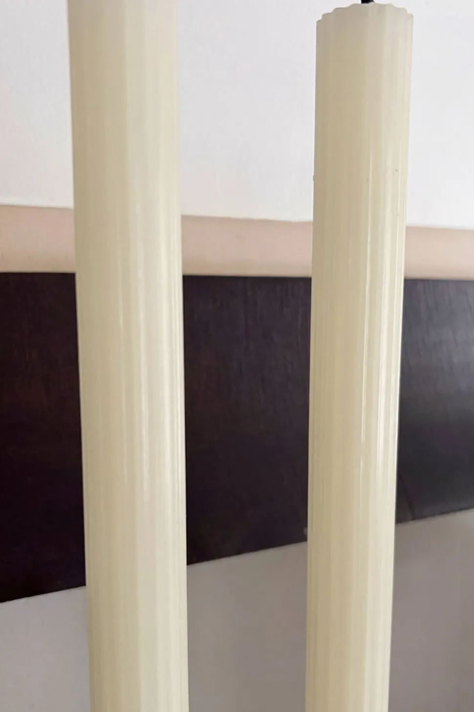 Velas Con Diseño De Rayas Finas En Relieve Blancas