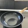 Wok Negro Con Mango De Madera 28 Cm