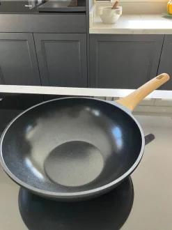 Wok Negro Con Mango De Madera 28 Cm